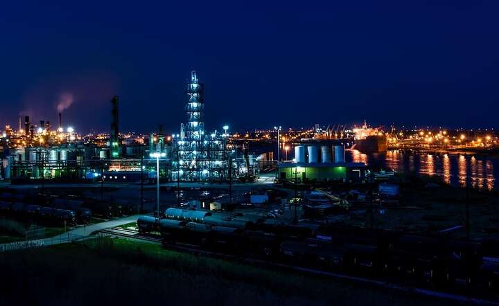 Flagowy ośrodek amerykańskiej branży naftowej i rafineryjnej - Port Arthur w stanie Teksas na wybrzeżu Zatoki Amerykańskiej / autor: Pixabay