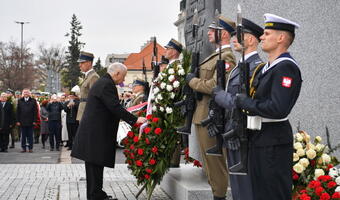 Wieńce pod pomnikiem prezydenta L. Kaczyńskiego