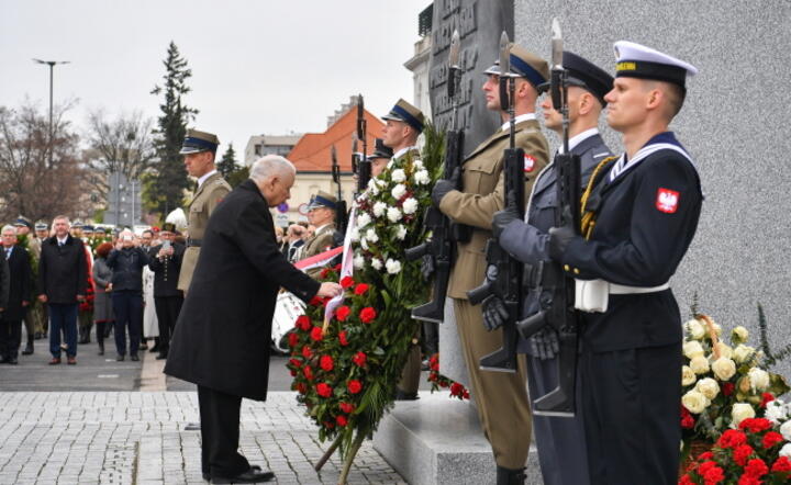 Prezes PiS Jarosław Kaczyński składa kwiaty przy pomniku prezydenta Lecha Kaczyńskiego na pl. Piłsudskiego w Warszawie / autor: PAP/ Andrzej Lange