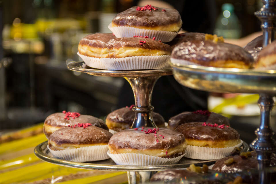 Ponad połowa Polaków zamierza zjeść w tłusty czwartek od 2 do 4 pączków / autor: Fratria