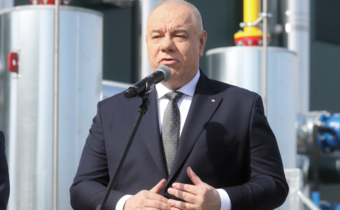 Sasin: Tusk chce zamieść sprawę reparacji pod dywan