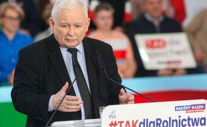 Prezes PiS Jarosław Kaczyński (C) przemawia podczas otwartego spotkania z mieszkańcami Śniadowa / autor: PAP/Artur Reszko