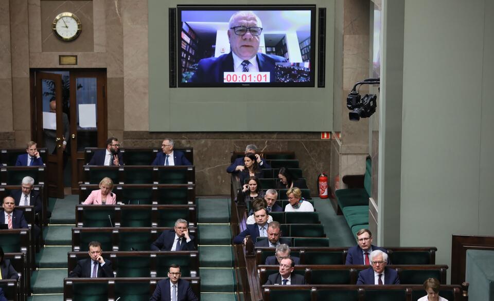 Jacek Sasin przemawia zdalnie w czasie debaty w Sejmie / autor: PAP/Leszek Szymański
