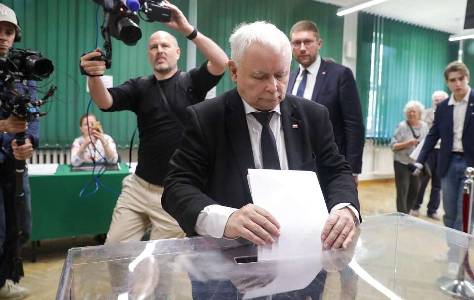 Prezes PiS Jarosław Kaczyński głosuje w lokalu wyborczym w gmachu Szkoły Głównej Służby Pożarniczej na warszawskim Żoliborzu / autor: PAP/Tomasz Gzell