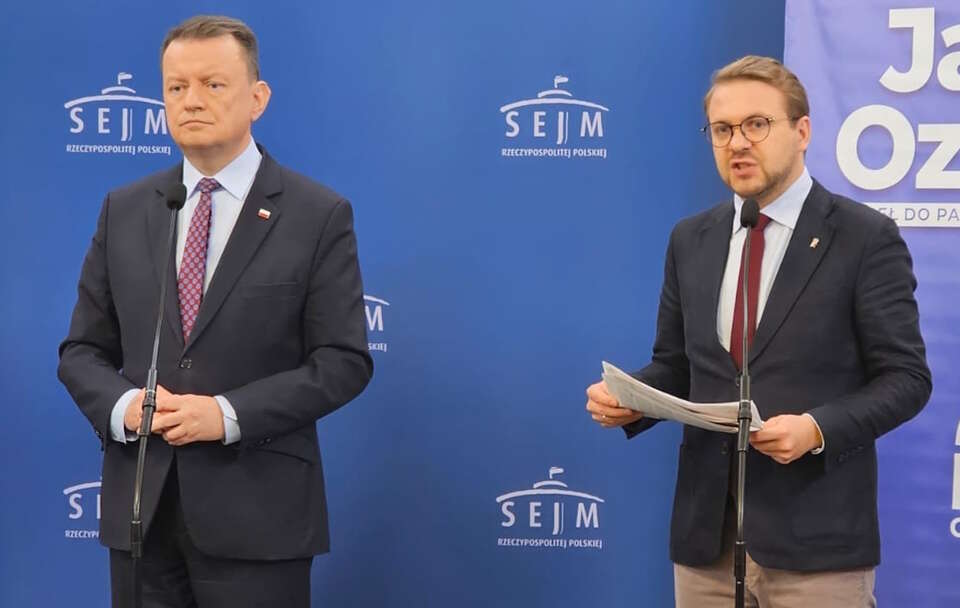 Mariusz Błaszczak, Jacek Ozdoba / autor: X: @pisorgpl/https://x.com/pisorgpl/status/1988588784540090684/photo/1