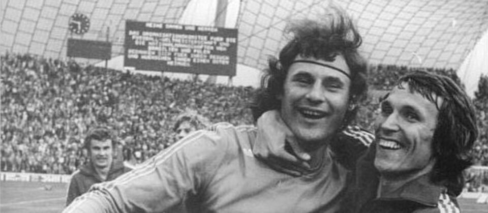 Jan Tomaszewski i Henryk Kasperczak po zdobyciu trzeciego miejsca na Mundialu w 1974 r. / autor: Mittelstädt, Rainer/commons.wikimedia.org