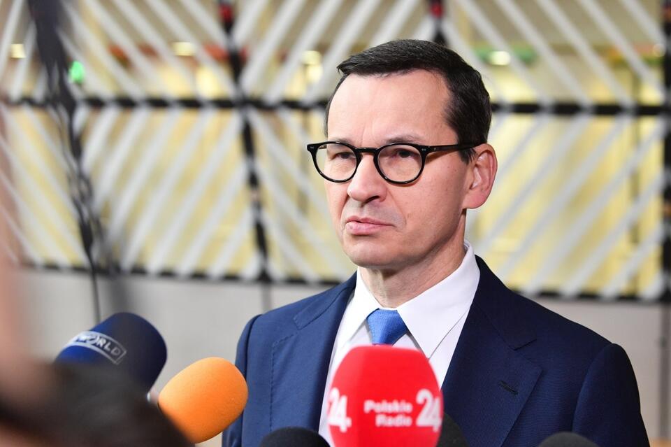 Premier Mateusz Morawiecki w drodze na posiedzenie w drugim dniu szczytu Rady Europejskiej w Brukseli. / autor: PAP/Radek Pietruszka