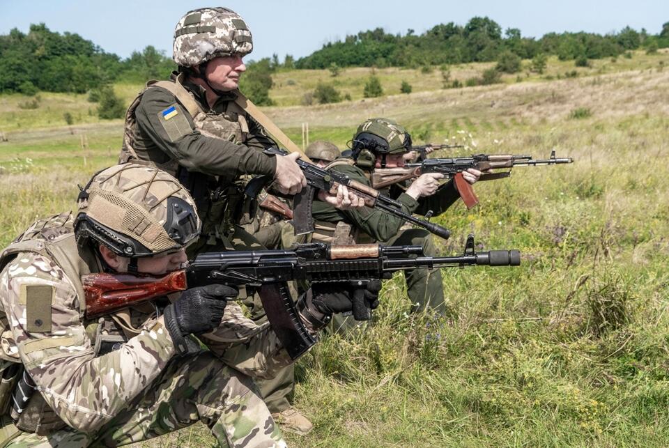 Ukraińscy żołnierze wykonują ćwiczenia strzeleckie podczas szkolenia dowódców plutonów jednostek wojskowych. / autor: PAP/Mykola Kalyeniak