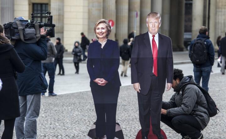 Tekturowe postaci Hillary Clinton i Donalda Trumpa na ulicach Berlina, fot. PAP/EPA/PAUL ZINKEN