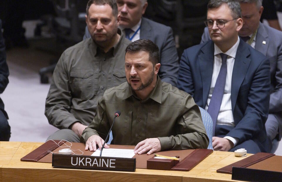 Prezydent Ukrainy Wołodymyr Zełenski przemawia na posiedzeniu Rady Bezpieczeństwa ONZ w sprawie wojny między Ukrainą a Rosją, Nowy Jork, 20 września 2023 r. / autor: PAP/EPA/JUSTIN LANE