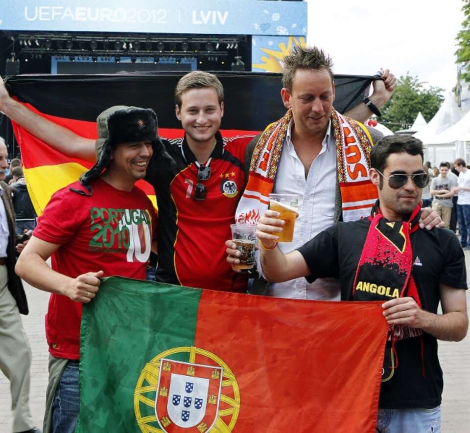 Kibice Niemiec, Portugalii i Holandii dzień przed rozpoczęciem Euro we Lwowie. Fot. PAP / EPA