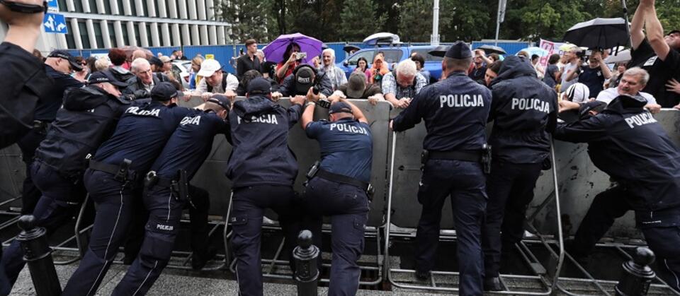 Protest przed Sejmem, zdjęcie ilustracyjne / autor: PAP/Tomasz Gzell