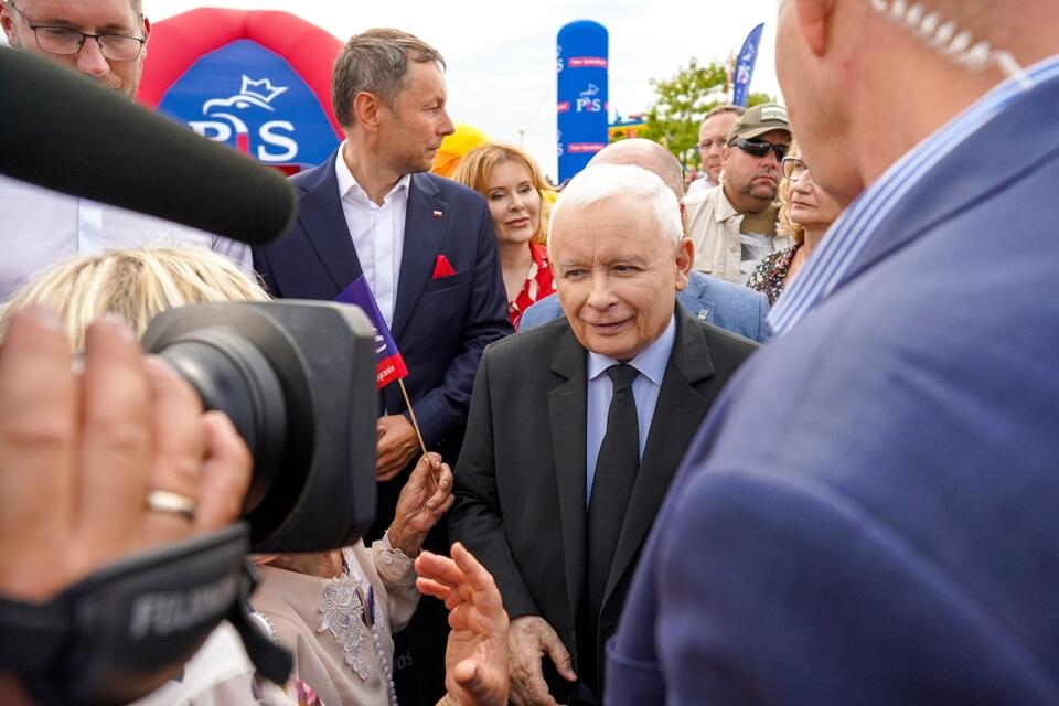 Wicepremier, prezes PiS Jarosław Kaczyński (C) podczas pikniku „Z miłości do Polski” w Parku Polan w Chełmie. / autor: PAP/Karol Zienkiewicz