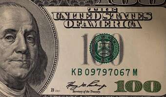 Obawy recesyjne w USA słabną, dolar dalej zyskuje
