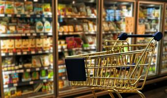Większość Polaków oszczędza na zakupach żywności
