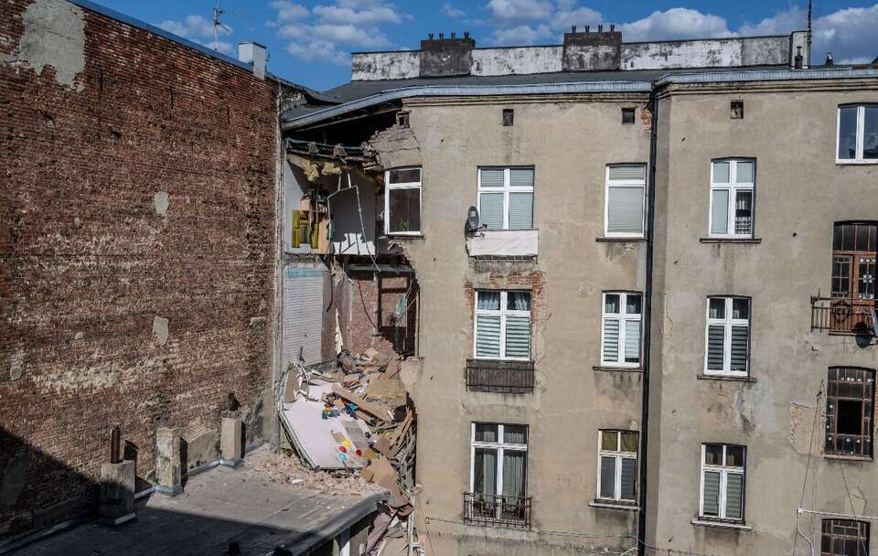 Widok z sąsiedniej kamienicy na miejsce zawalenia ścian i stropów w oficynie kamienicy przy al. 1 Maja w Łodzi / autor: PAP/Grzegorz Michałowski