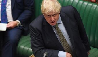 Mimo wzrostu infekcji Boris Johnson broni rządowej strategii