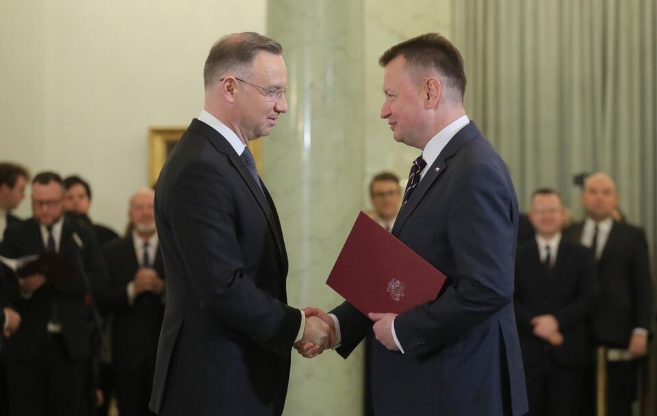 Powołany na stanowisko ministra obrony narodowej Mariusz Błaszczak i prezydent RP Andrzej Duda podczas uroczystości powołania i zaprzysiężenia Rady Ministrów / autor: PAP/Paweł Supernak