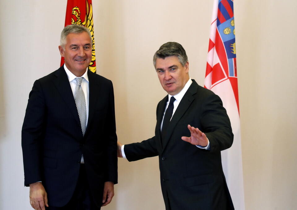 Prezydent Chorwacji Zoran Milanović (prawo) z prezydentem Czarnogóri Milo Đukanović 