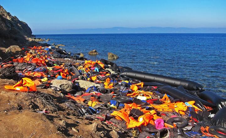 kamizelki ratunkowe pozostawione przez migrantów na brzegu / autor: Pixabay