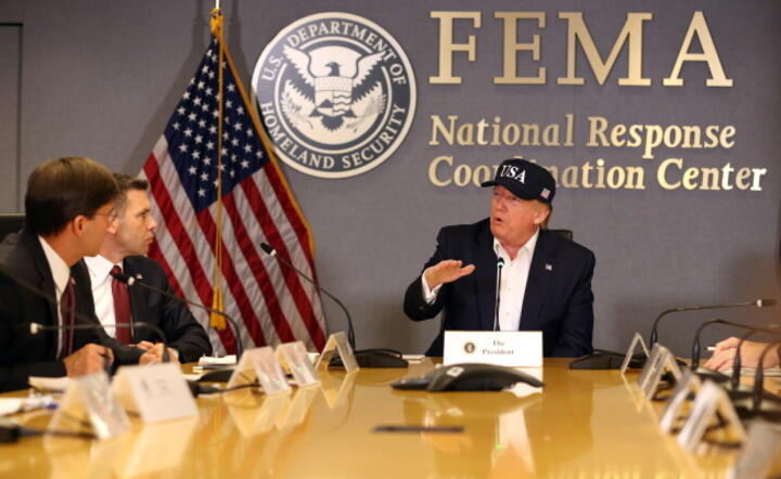 Prezydent Donald Trump na niedzielnym briefingu omawia sytuację przed nadejściem huraganu Dorian / autor: PAP/EPA/Martin H. Simon