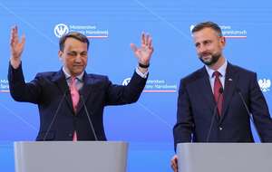 Wicepremier, szef MSZ Radosław Sikorski (L) i wicepremier, szef MON Władysław Kosiniak-Kamysz (P) podczas konferencji prasowej w Kancelarii Prezesa Rady Ministrów w Warszawie. / autor: PAP/Paweł Supernak