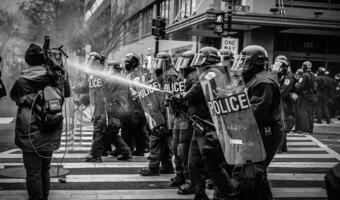 USA: Policjant skarży się na rasizm... protestujących!