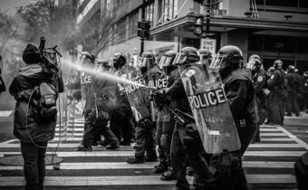 USA: Policjant skarży się na rasizm... protestujących!