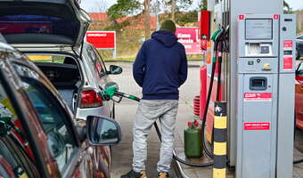 Paliwowe zalecenia: jedni ograniczają popyt, drudzy ceny