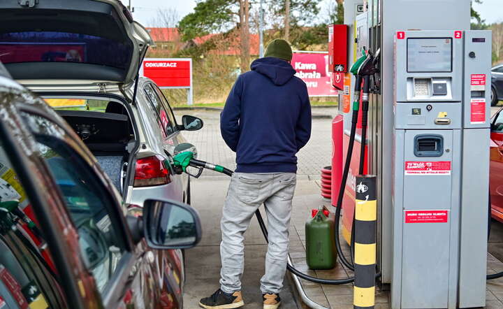 Kolejka niemieckich kierowców na jednej z przygranicznych stacji benzynowych, 31 bm. w Lubieszynie / autor: PAP/Marcin Bielecki
