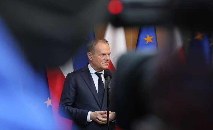 Premier Donald Tusk podczas briefingu prasowego na lotnisku Okęcie w Warszawie / autor: PAP/Paweł Supernak