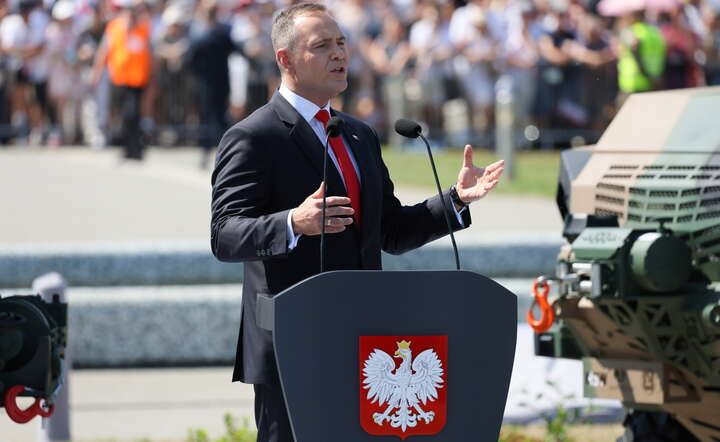 Prezydent RP Karol Nawrocki przemawia przed defiladą na warszawskiej Wisłostradzie, w ramach obchodów Święta Wojska Polskiego / autor: PAP/Rafał Guz