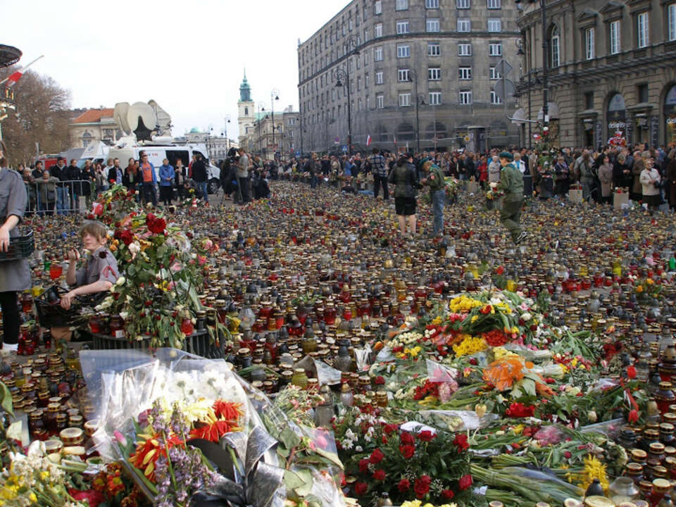 12.04.10. Krakowskie Przedmieście. Kolejka do księgi kondolencyjnej w Pałacu Prezydenckim. Fot. blogpress.pl