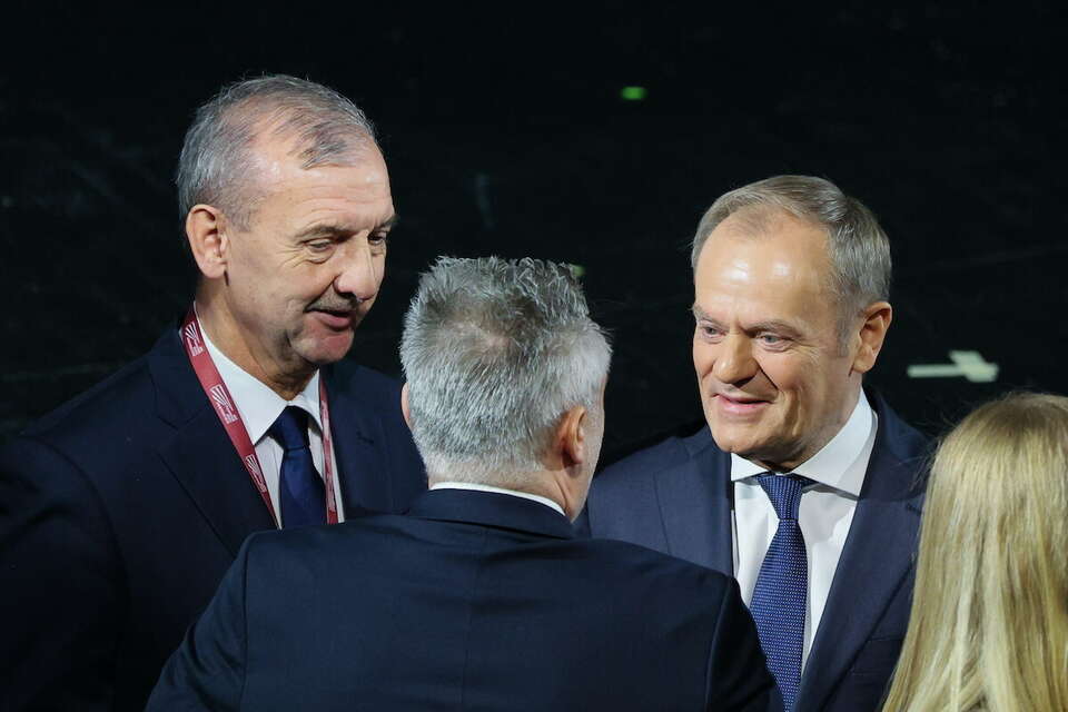 Prezes ZNP Sławomir Broniarz (L) i premier Donald Tusk (P) na XLIII Krajowym Zjeździe Delegatów Związku Nauczycielstwa Polskiego. / autor: PAP/Paweł Supernak