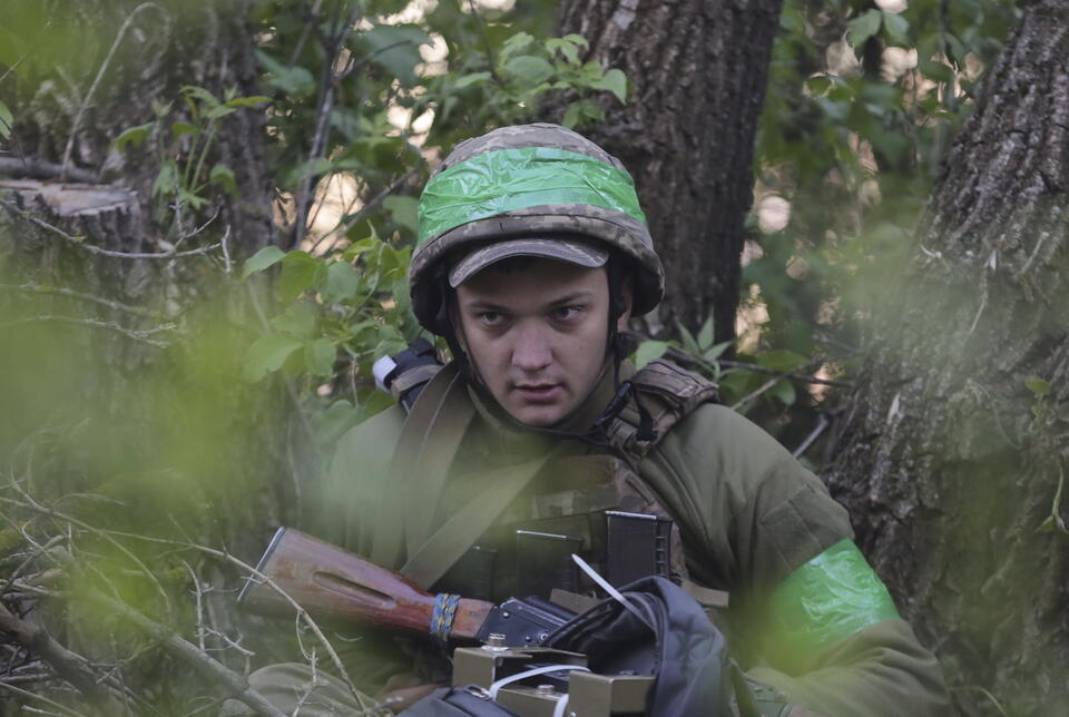 Ukraiński żołnierz na pozycjach w pobliżu Charkowa / autor: PAP/EPA/STR