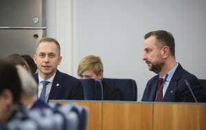 Wiceszef MON Cezary Tomczyk i minister Władysław Kosiniak-Kamysz w Senacie / autor: PAP/Leszek Szymański