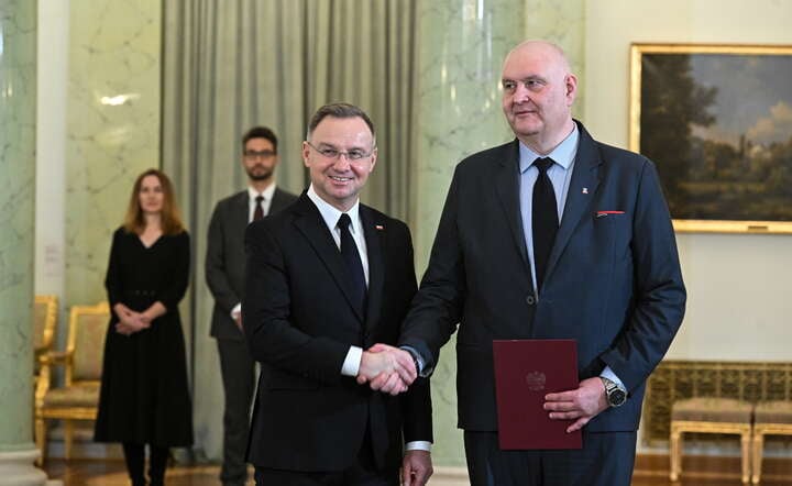 Prezydent RP Andrzej Duda (L) podczas uroczystości powołania Bogdana Święczkowskiego (P) na stanowisko prezesa Trybunału Konstytucyjnego / autor: PAP/Radek Pietruszka