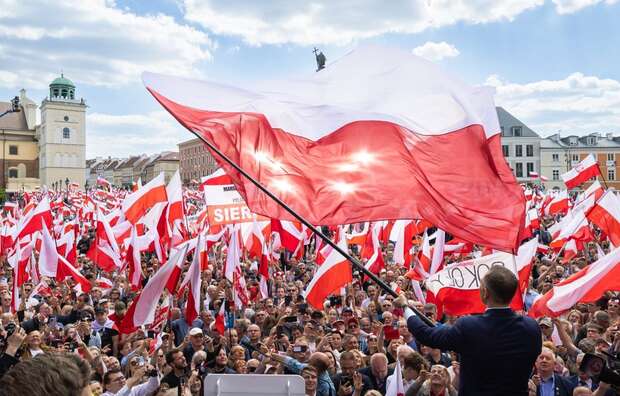 2 maja obchodzimy ustanowiony w 2002 roku Dzień Polonii i Polaków za Granicą, a także zainicjowany w 2004 r. Dzień Flagi Rzeczypospolitej Polskiej. / autor: X/Karol Nawrocki