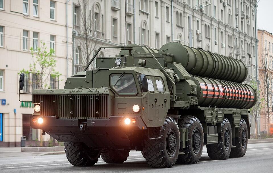 System rakietowy S-400 na rosyjskiej ciężarówce wojskowej / autor: commons.wikimedia.org/Dmitriy Fomin/CC BY 2.0