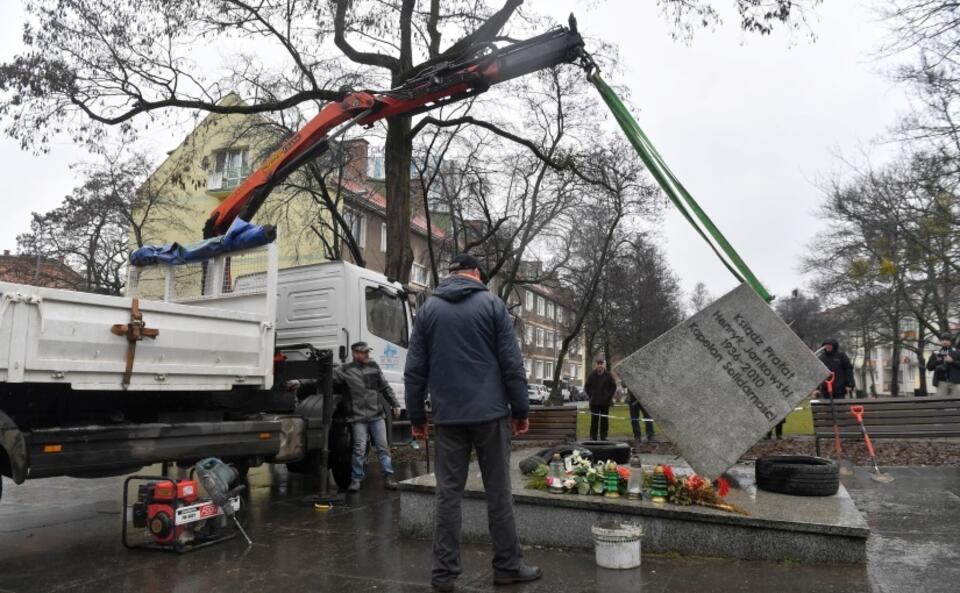 Postawienie cokołu zniszczonego pomnika ks. Henryka Jankowskiego / autor: PAP/Marcin Gadomski