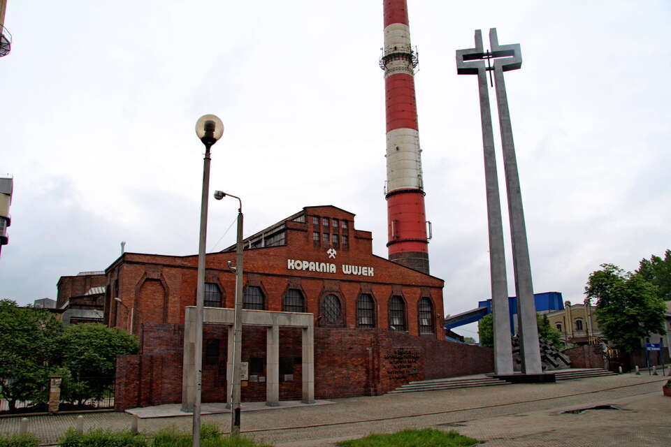 16 grudnia 1981 r., od kul funkcjonariuszy plutonu specjalnego ZOMO zginęło dziewięciu górników kopalni „Wujek” w Katowicach. / autor: Monisiolek, CC BY-SA 3.0 <https://creativecommons.org/licenses/by-sa/3.0>, via Wikimedia Commons