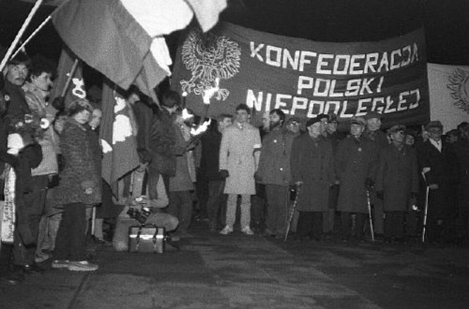 11 listopada 1981 – kilkutysięczny wiec współorganizowany przez KPN na Placu Matejki w Krakowie przy symbolicznym Grobie Nieznanego Żołnierza. Za: Wikipedia.pl  