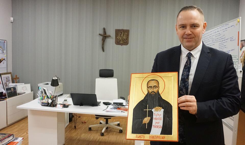 Dyrektor Karol Nawrocki w swoim gabinecie z portretem św. Ojca Maksymiliana Kolbe / autor: wPolityce.pl