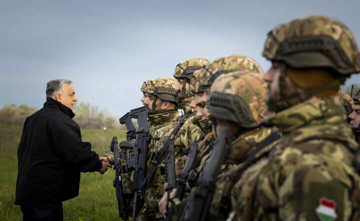Premier Viktor Orban(L) na spotkaniu z węgierskimi żołnierzami strzegącymi węgierskiej infrastruktury energetycznej / autor: PAP/EPA/ZOLTAN FISCHER/ HUNGARY PM COMMUNICATION OFFICE