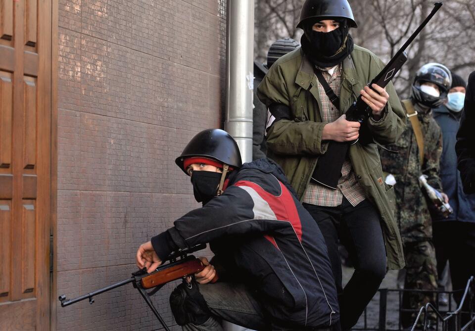 Uczestnicy Majdanu z bronią pneumatyczną, PAP/EPA