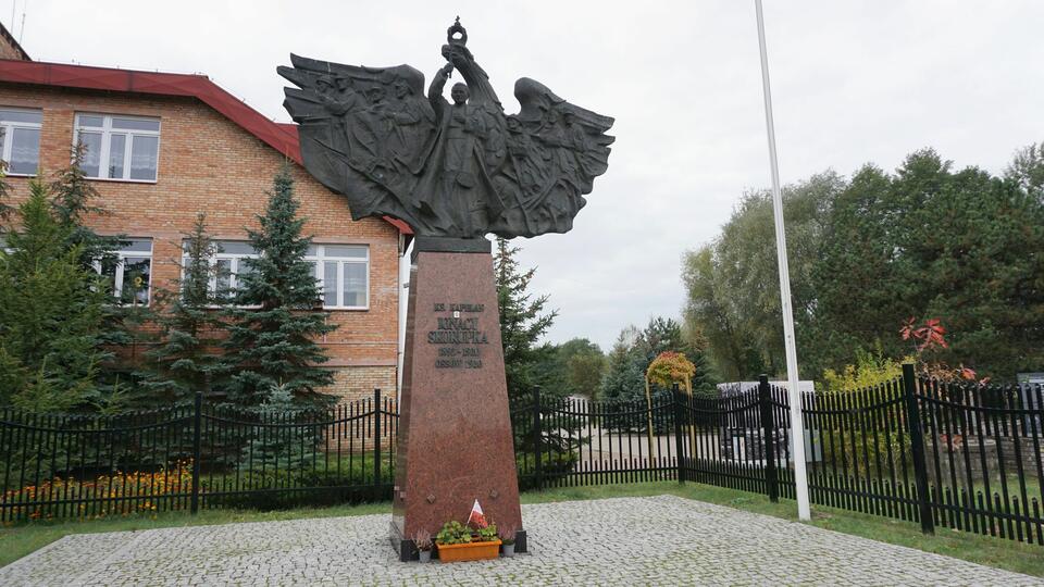 Pomnik ks. Ignacego Skorupki w Ossowie / autor: wPolityce.pl