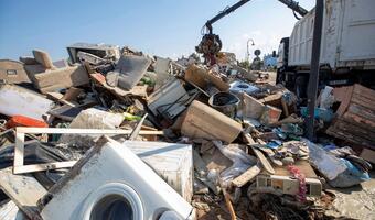Włochy: Kryzys śmieciowy po powodzi przybiera na sile