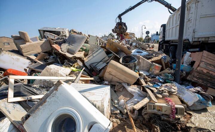 Włochy: Kryzys śmieciowy po powodzi przybiera na sile