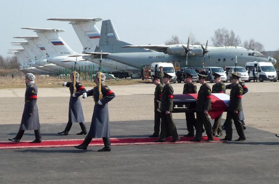 Przekazanie trumny z ciałem śp. Lecha Kaczyńskiego, Smoleńsk, kwiecień 2010 roku. Fot. wPolityce.pl/Marek Pyza