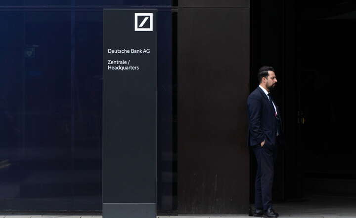 W siedzibie Deutsche Bank we Frankfurcie nad Menem trwały w środę przeszukania na polecenie niemieckiej prokuratury / autor: PAP/EPA/MATIAS BASUALDO